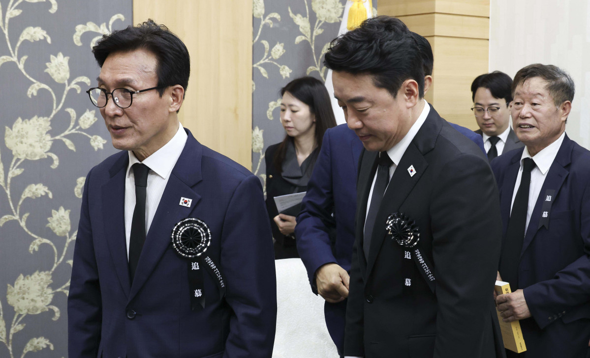 ▲김민석 더불어민주당 신임 대표와 강훈식 대통령 비서실장이 18일 오전 서울 동작구 국립서울현충원 현충관에서 열린 김대중 전 대통령 서거 17주기 추모식에 참석하기 위해 이동하고 있다. 신태현 기자 holjjak@