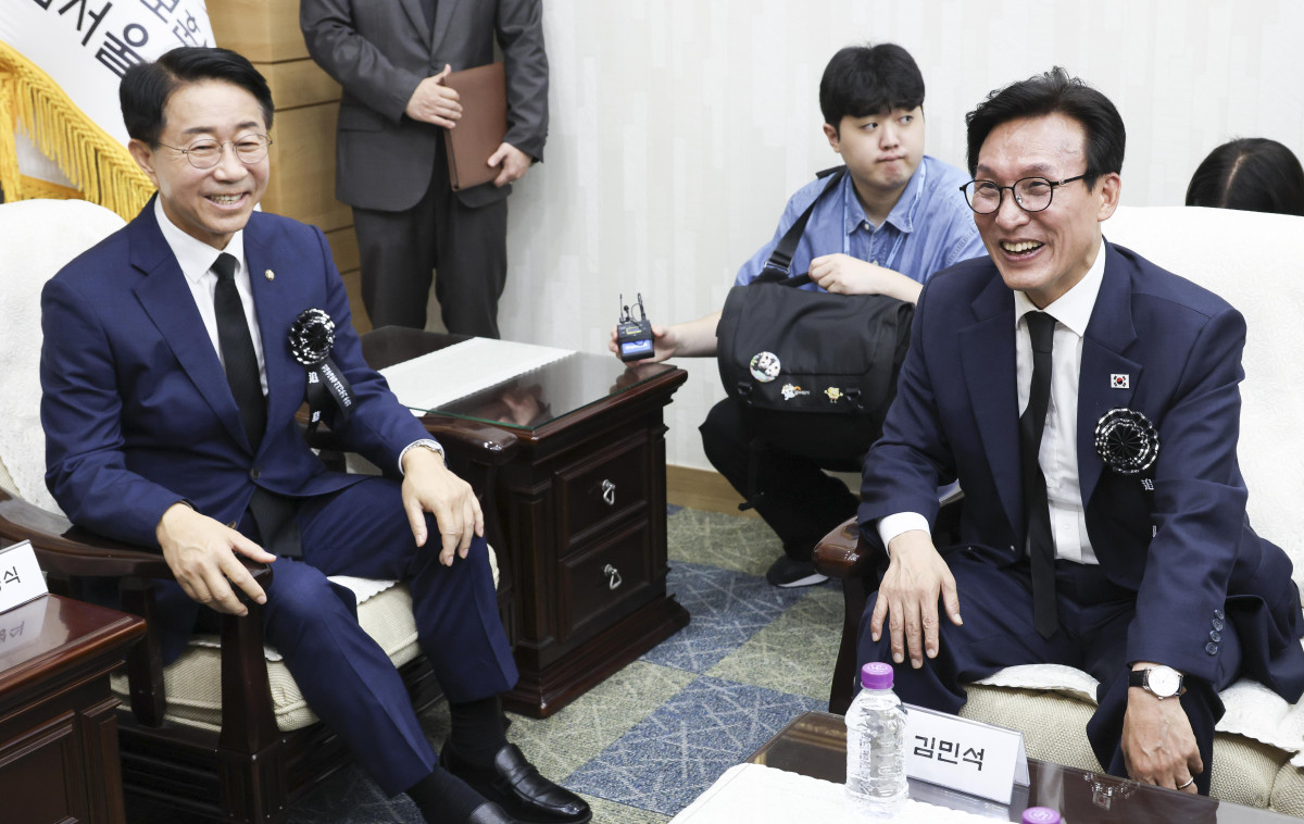 ▲조정식 국회의장과 김민석 더불어민주당 신임 대표가 18일 오전 서울 동작구 국립서울현충원 현충관에서 열린 김대중 전 대통령 서거 17주기 추모식에 앞서 열린 환담에서 인사를 나누고 있다. 신태현 기자 holjjak@