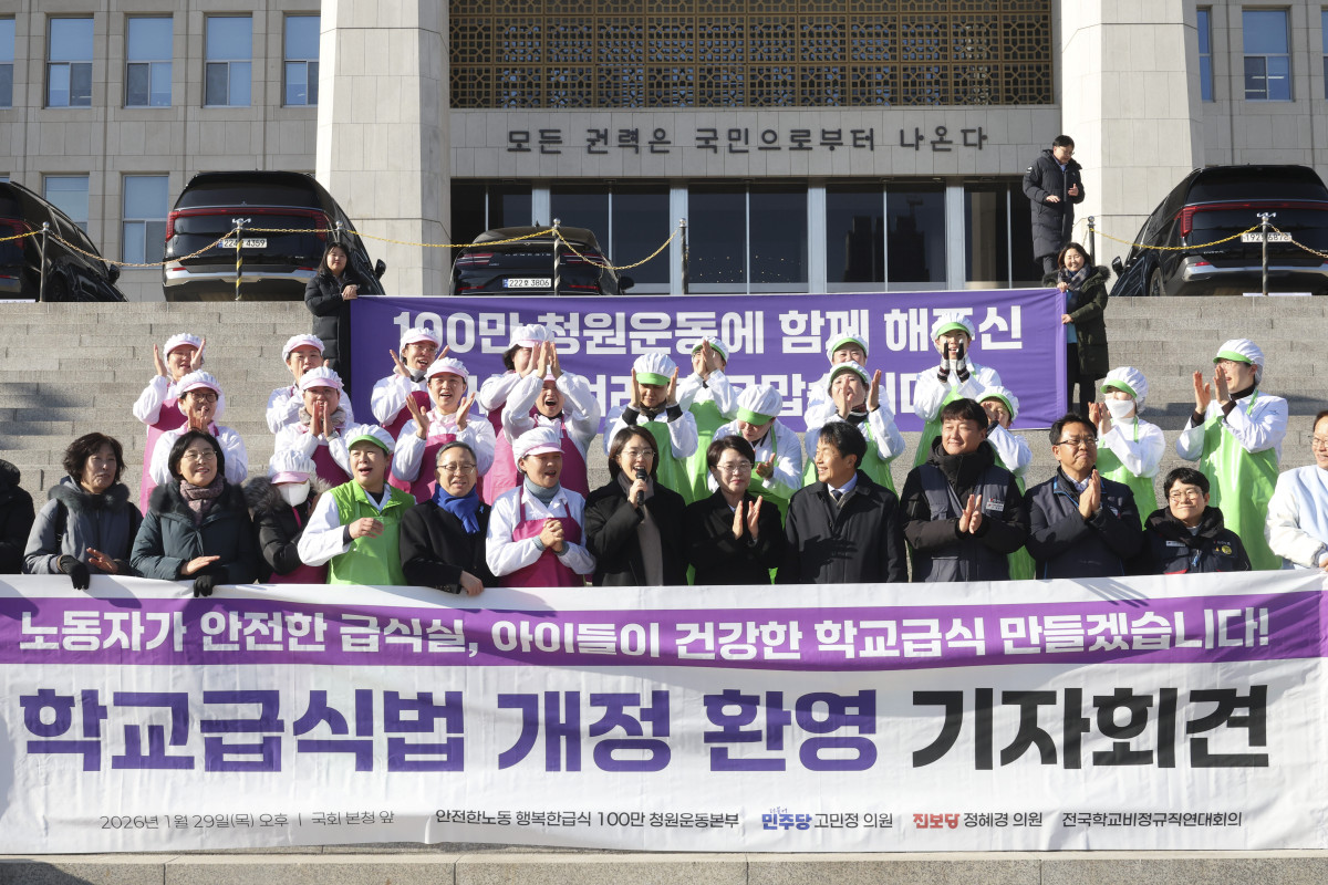 ▲고민정 더불어민주당 의원이 지난 1월 29일 오후 서울 여의도 국회 본청 계단에서 열린 '학교급식법 개정 환영' 기자회견에서 발언을 하고 있다. (뉴시스)