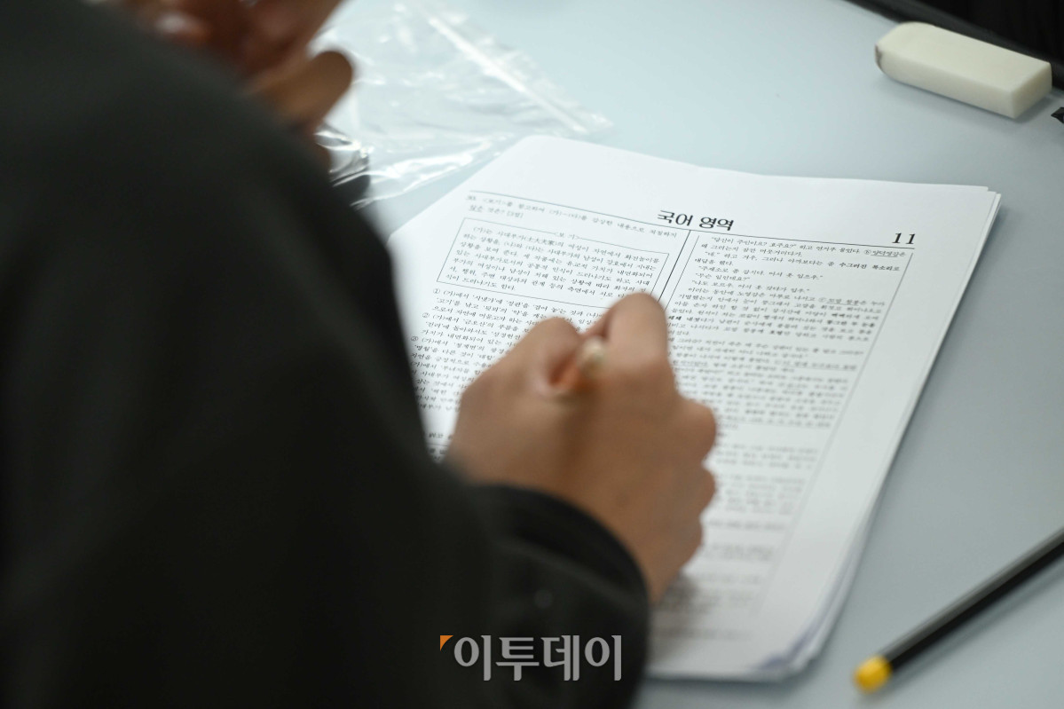 ▲2026학년도 대학수학능력시험(수능)이 치러진 11월 13일 오전 서울 종로구 경복고등학교에 마련된 고사장에서 수험생이 시험을 준비하고 있다 (이투데이DB)