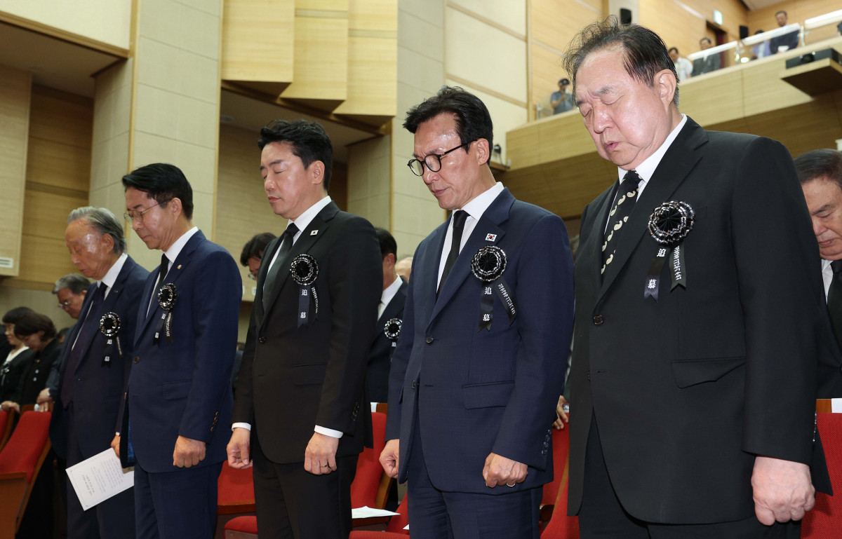 ▲김민석 더불어민주당 대표 등 참석자들이 18일 서울 동작구 국립서울현충원 현충관에서 열린 김대중 대통령 서거 17주기 추모식에서 묵념을 하고 있다. 신태현 기자 holjjak@