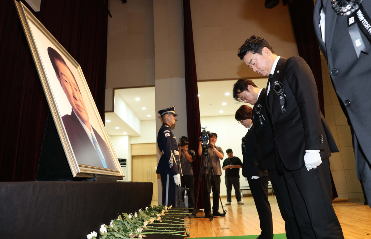 ▲강훈식 비서실장과 홍익표 정무수석 18일 서울 동작구 국립서울현충원 현충관에서 열린 김대중 대통령 서거 17주기 추모식에서 헌화와 묵념을 하고 있다. 신태현 기자 holjjak@