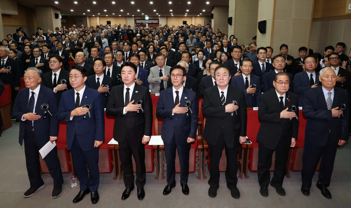 ▲권노갑(왼쪽부터) 김대중재단 이사장, 조정식 국회의장, 강훈식 대통령비서실장, 김민석 더불어민주당 대표, 정대철 헌정회장, 이종찬 광복회장, 김석수 전 총리 등이 18일 오전 서울 동작구 국립서울현충원 현충관에서 열린 김대중 대통령 서거 17주기 추모식에 참석해 국민의례를 하고 있다. 신태현 기자 holjjak@