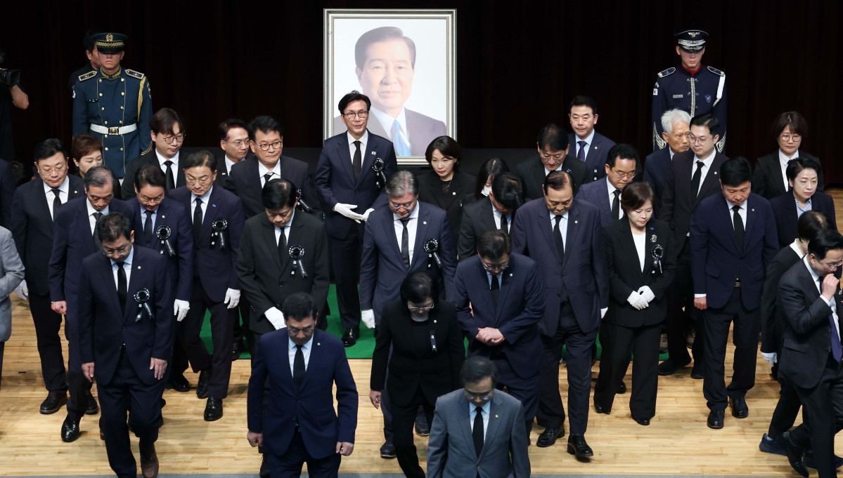 ▲김민석 더불어민주당 대표와 전·현직 의원들이 18일 오전 서울 동작구 국립서울현충원 현충관에서 열린 김대중 대통령 서거 17주기 추모식에 참석해 헌화를 마친 후 이동하고 있다. 신태현 기자 holjjak@