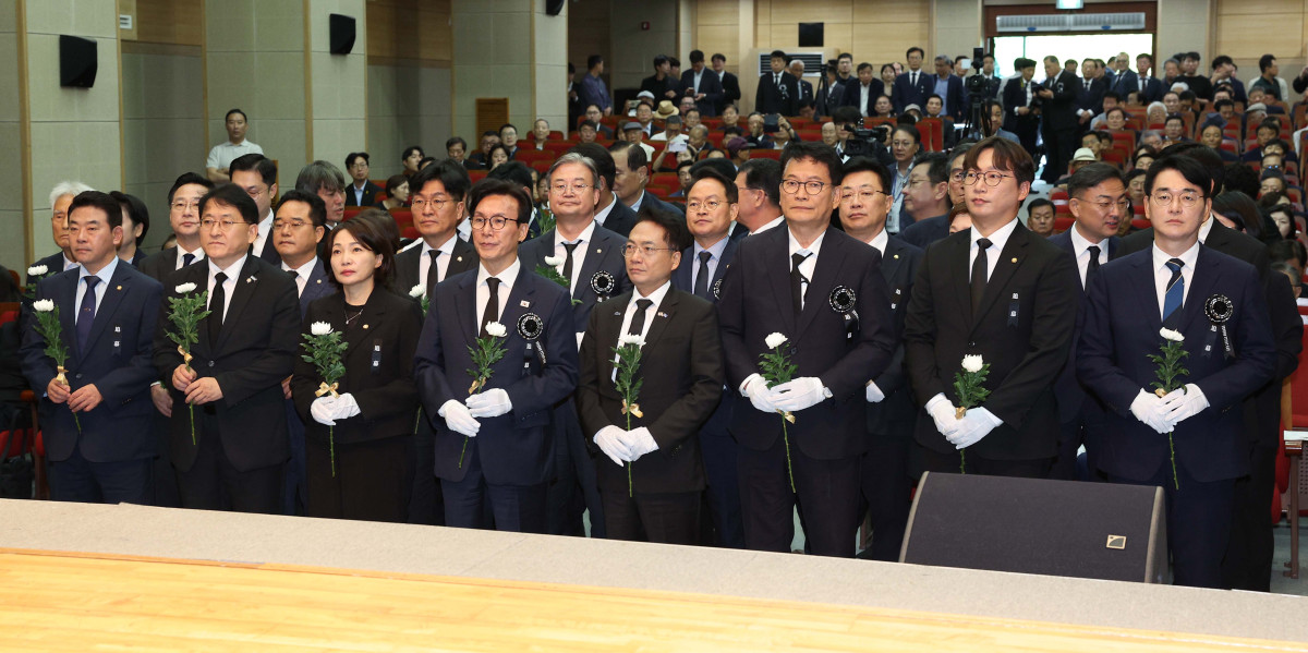 ▲김민석 더불어민주당 대표 등 여당 의원들이 18일 서울 동작구 국립서울현충원 현충관에서 열린 김대중 대통령 서거 17주기 추모식에서 헌화를하기 위해 이동하고 있다. 신태현 기자 holjjak@