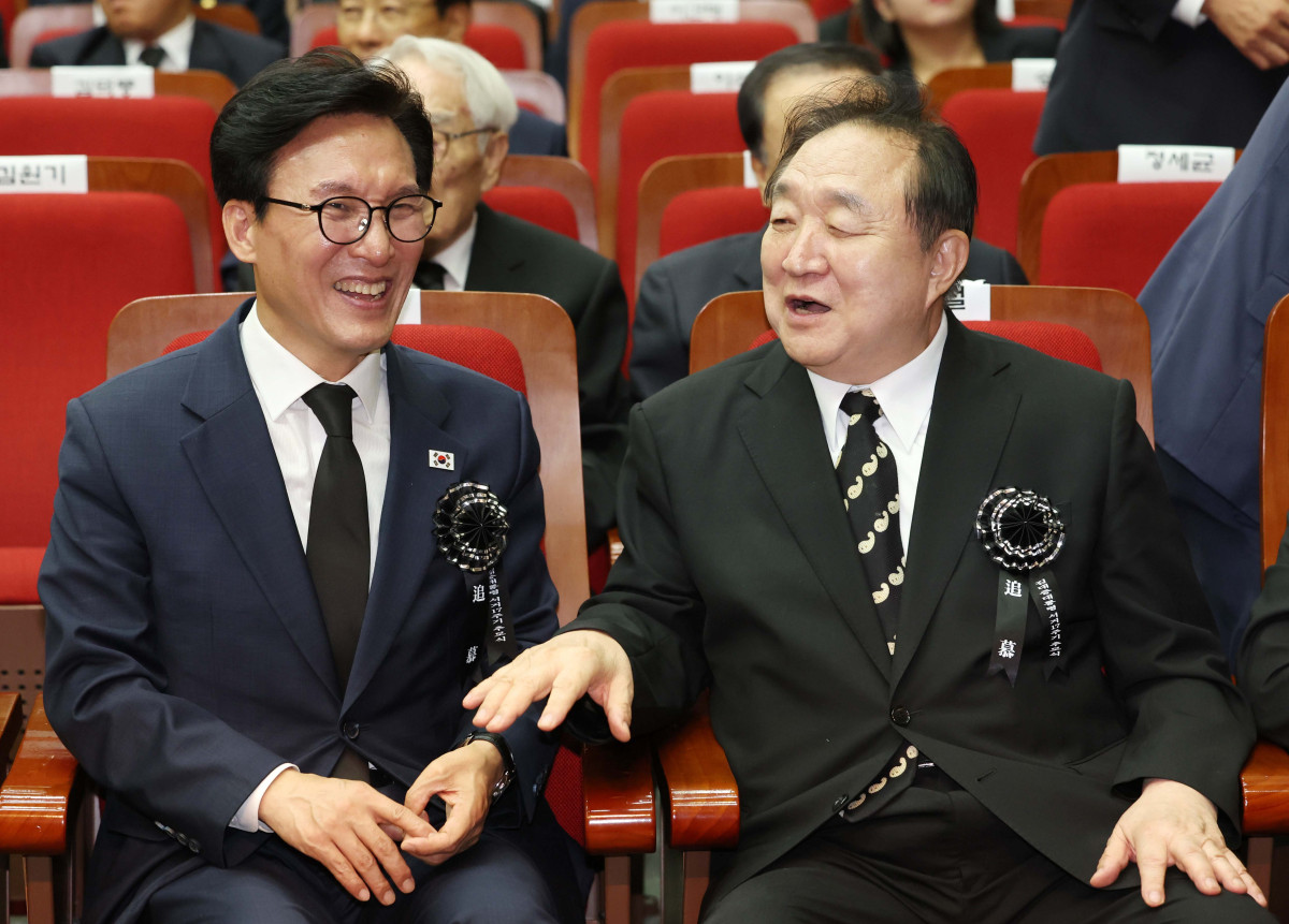 ▲김민석 더불어민주당 대표와 정대철 헌정회장이 18일 오전 서울 동작구 국립서울현충원 현충관에서 열린 김대중 대통령 서거 17주기 추모식에 참석해 대화를 하고 있다. 신태현 기자 holjjak@