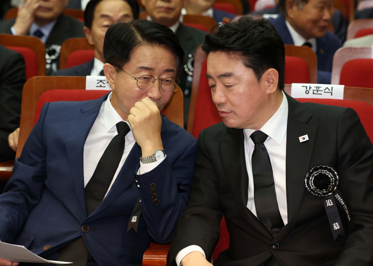▲조정식 국회의장, 강훈식 대통령비서실장이 18일 오전 서울 동작구 국립서울현충원 현충관에서 열린 김대중 대통령 서거 17주기 추모식에 참석해 대화를 하고 있다. 신태현 기자 holjjak@