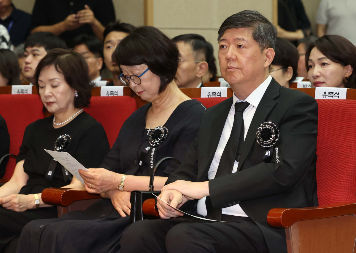 ▲고 김대중 전 대통령의 삼남 김홍걸 전 의원이 18일 오전 서울 동작구 국립서울현충원 현충관에서 열린 김대중 대통령 서거 17주기 추모식에 참석하고 있다. 신태현 기자 holjjak@