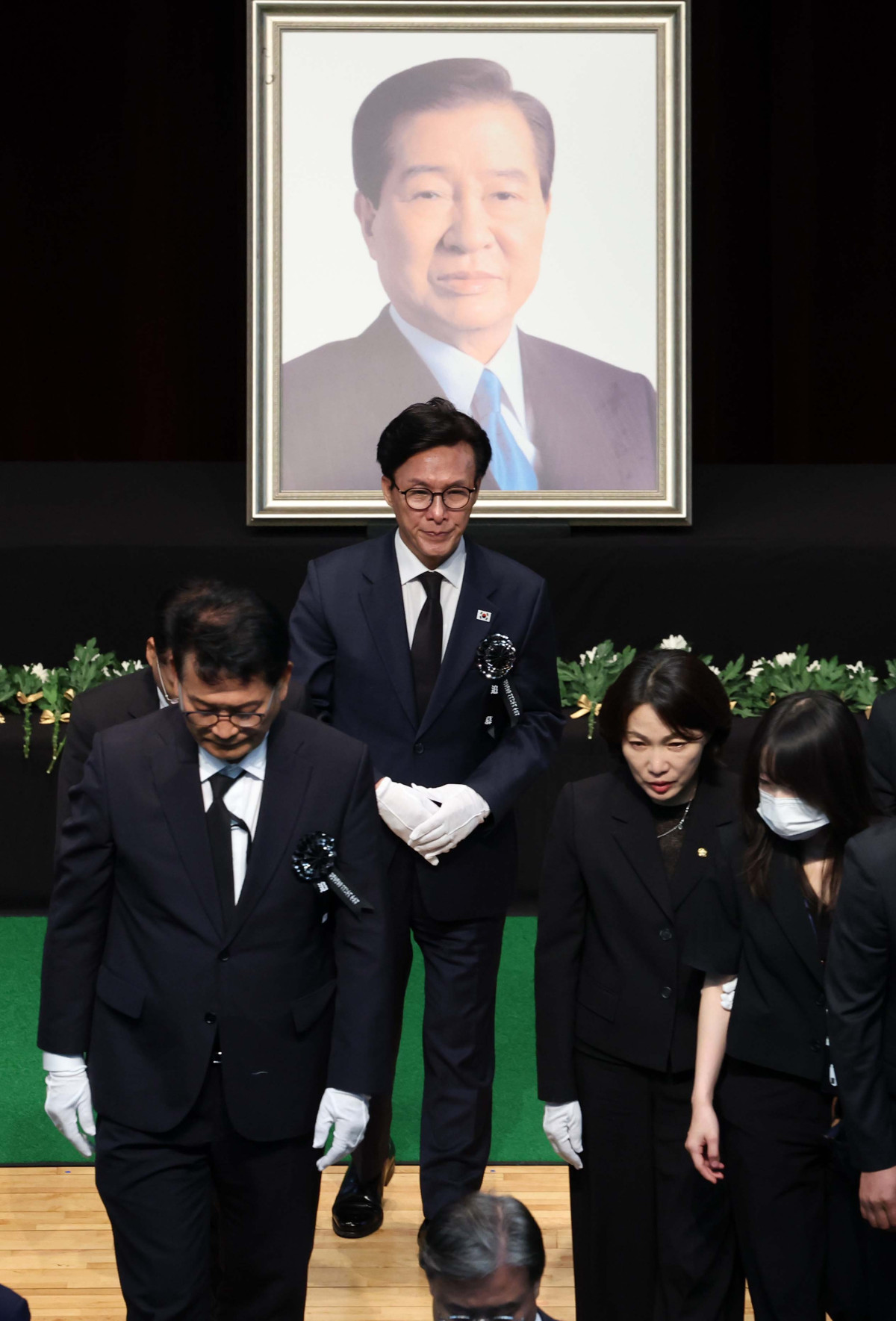 ▲김민석 더불어민주당 대표와 전·현직 의원들이 18일 오전 서울 동작구 국립서울현충원 현충관에서 열린 김대중 대통령 서거 17주기 추모식에 참석해 헌화를 마친 후 이동하고 있다. 신태현 기자 holjjak@