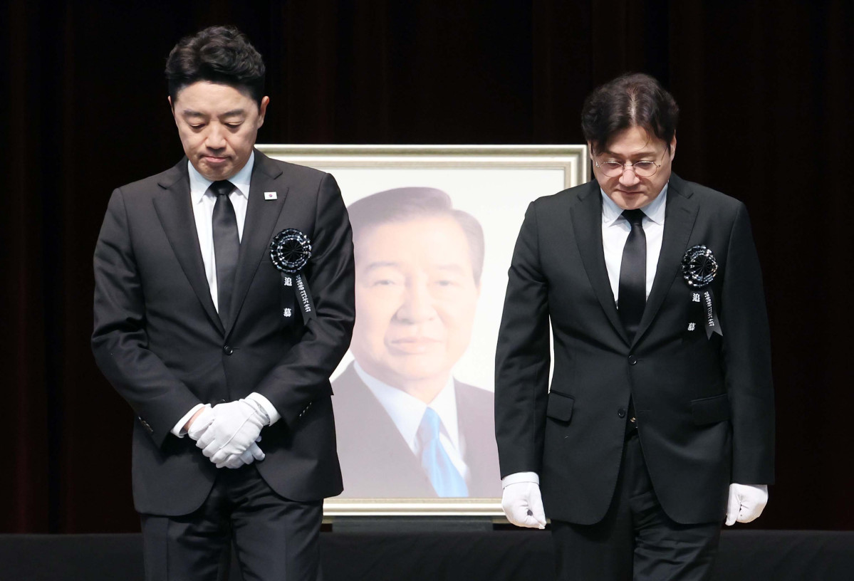 ▲강훈식 대통령 비서실장과 홍익표 정무수석이 18일 오전 서울 동작구 국립서울현충원 현충관에서 열린 김대중 대통령 서거 17주기 추모식에 참석해 헌화를 마친 후 이동하고 있다. 신태현 기자 holjjak@