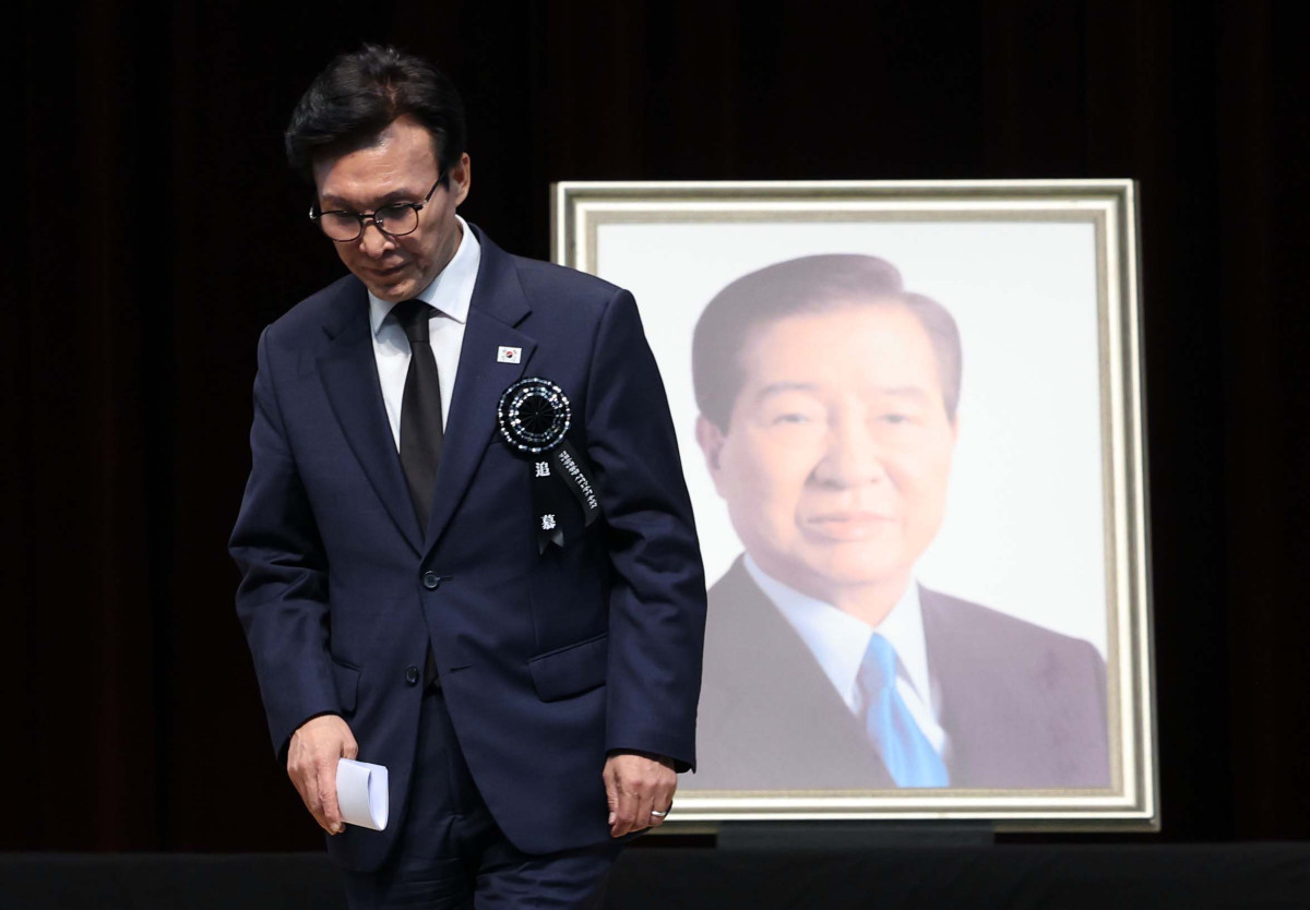 ▲김민석 더불어민주당 대표가 18일 오전 서울 동작구 국립서울현충원 현충관에서 열린 김대중 대통령 서거 17주기 추모식에 참석해 추모사를 마친 후 이동하고 있다. 신태현 기자 holjjak@