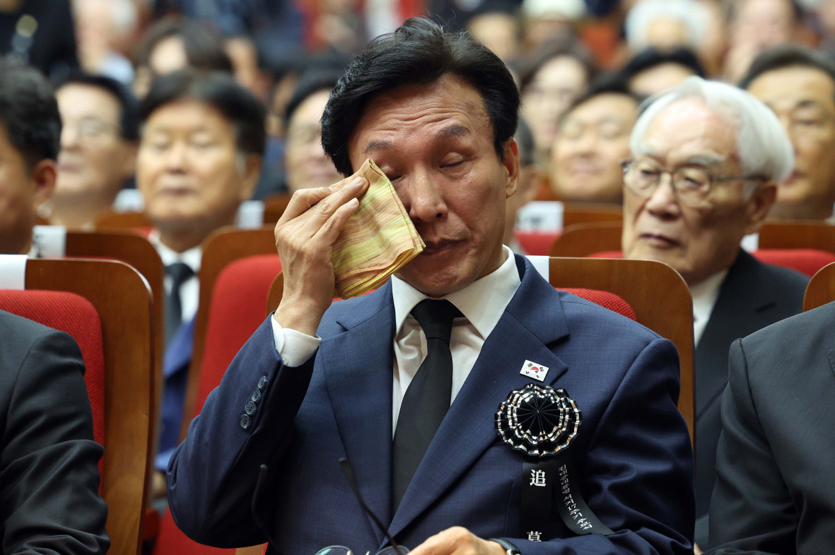 ▲김민석 더불어민주당 대표가 18일 서울 동작구 국립서울현충원 현충관에서 열린 김대중 대통령 서거 17주기 추모식에서 눈물을 훔치고 있다. 신태현 기자 holjjak@