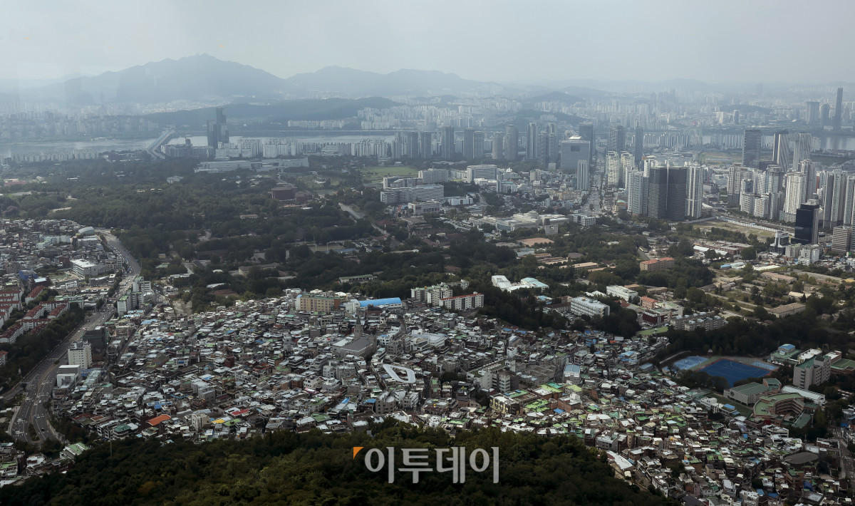 ▲용산공원 부지 내 주택공급을 둘러싸고 정부와 서울시의 갈등이 이어지고 있는 가운데 18일 서울 남산에서 바라본 서울 용산구 용산공원 일대 모습. 고성준 기자 joonko1@