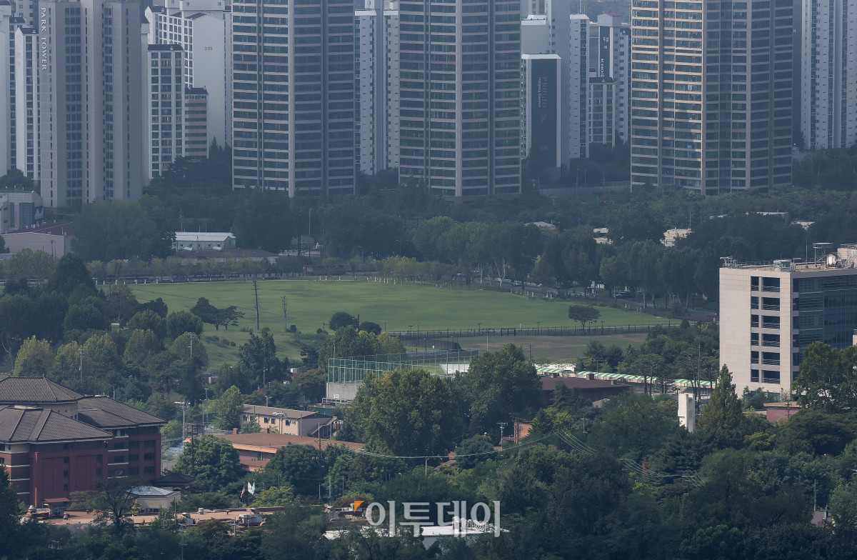 ▲용산공원 부지 내 주택공급을 둘러싸고 정부와 서울시의 갈등이 이어지고 있는 가운데 18일 서울 남산에서 바라본 서울 용산구 용산공원 일대 모습. 고성준 기자 joonko1@