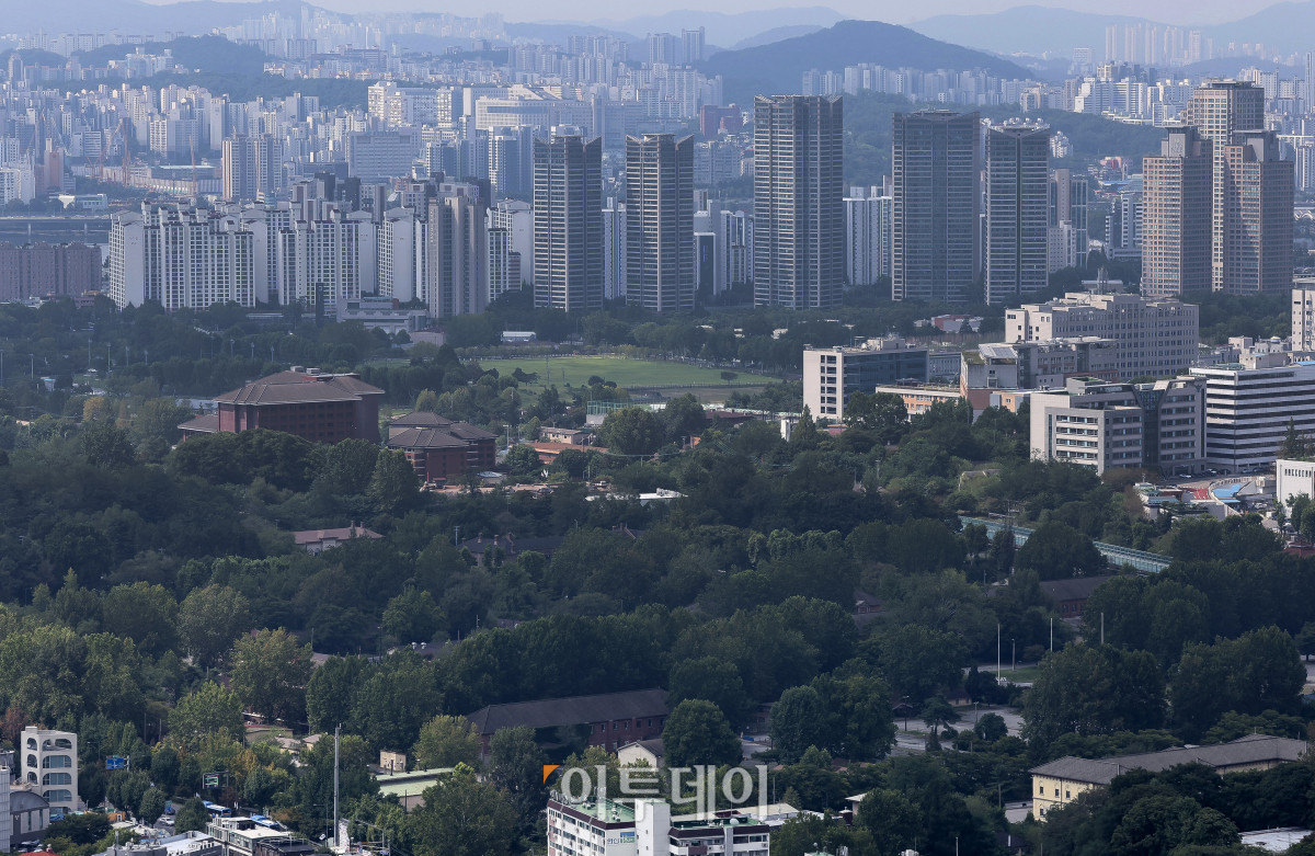 ▲용산공원 부지 내 주택공급을 둘러싸고 정부와 서울시의 갈등이 이어지고 있는 가운데 18일 서울 남산에서 바라본 서울 용산구 용산공원 일대 모습. 고성준 기자 joonko1@