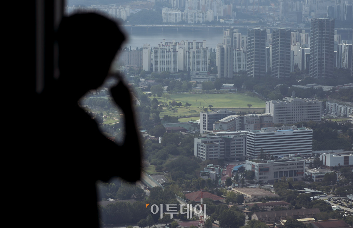 ▲용산공원 부지 내 주택공급을 둘러싸고 정부와 서울시의 갈등이 이어지고 있는 가운데 18일 서울 남산에서 바라본 서울 용산구 용산공원 일대 모습. 고성준 기자 joonko1@