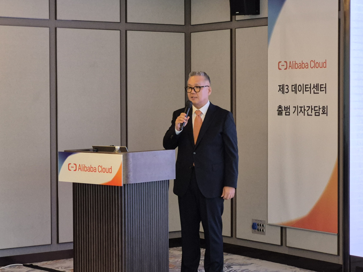 ▲18일 조선팰리스 서울에서 열린 알리바바 클라우드 제3 데이터센터 출범 기자간담회에서 윤용준 한국 총괄 지사장이 발표하고 있다. 김연진 기자 yeonjin@