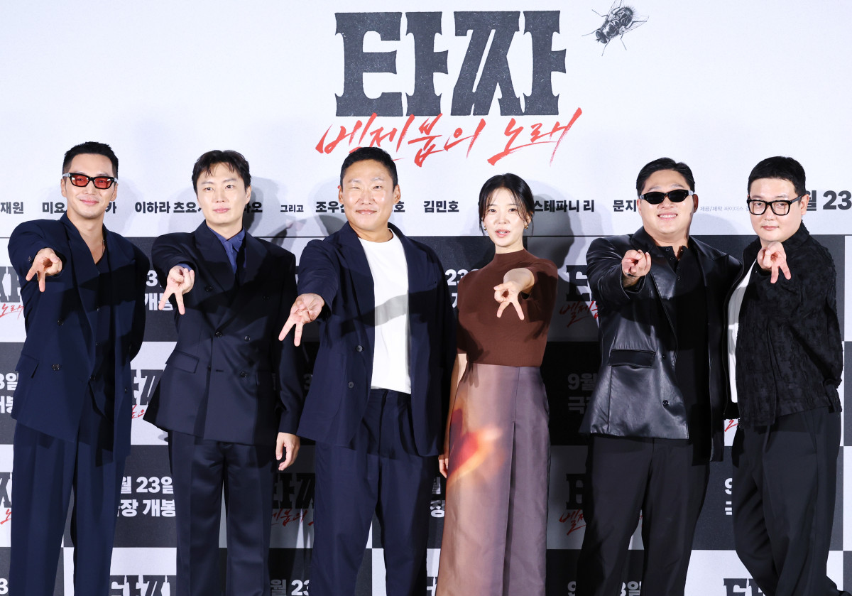 ▲<YONHAP PHOTO-2998> '타짜' 마지막 영화의 주역들    (서울=연합뉴스) 진연수 기자 = 18일 서울 용산구 CGV용산아이파크몰에서 열린 영화 '타짜: 벨제붑의 노래' 제작보고회에서 감독 및 배우들이 포즈를 취하고 있다. 왼쪽부터 배우 변요한, 노재원, 최국희 감독, 임세미, 문지훈, 김민호. 2026.8.18    jin90@yna.co.kr/2026-08-18 12:06:55/<저작권자 ⓒ 1980-2026 ㈜연합뉴스. 무단 전재 재배포 금지, AI 학습 및 활용 금지> (연합뉴스)