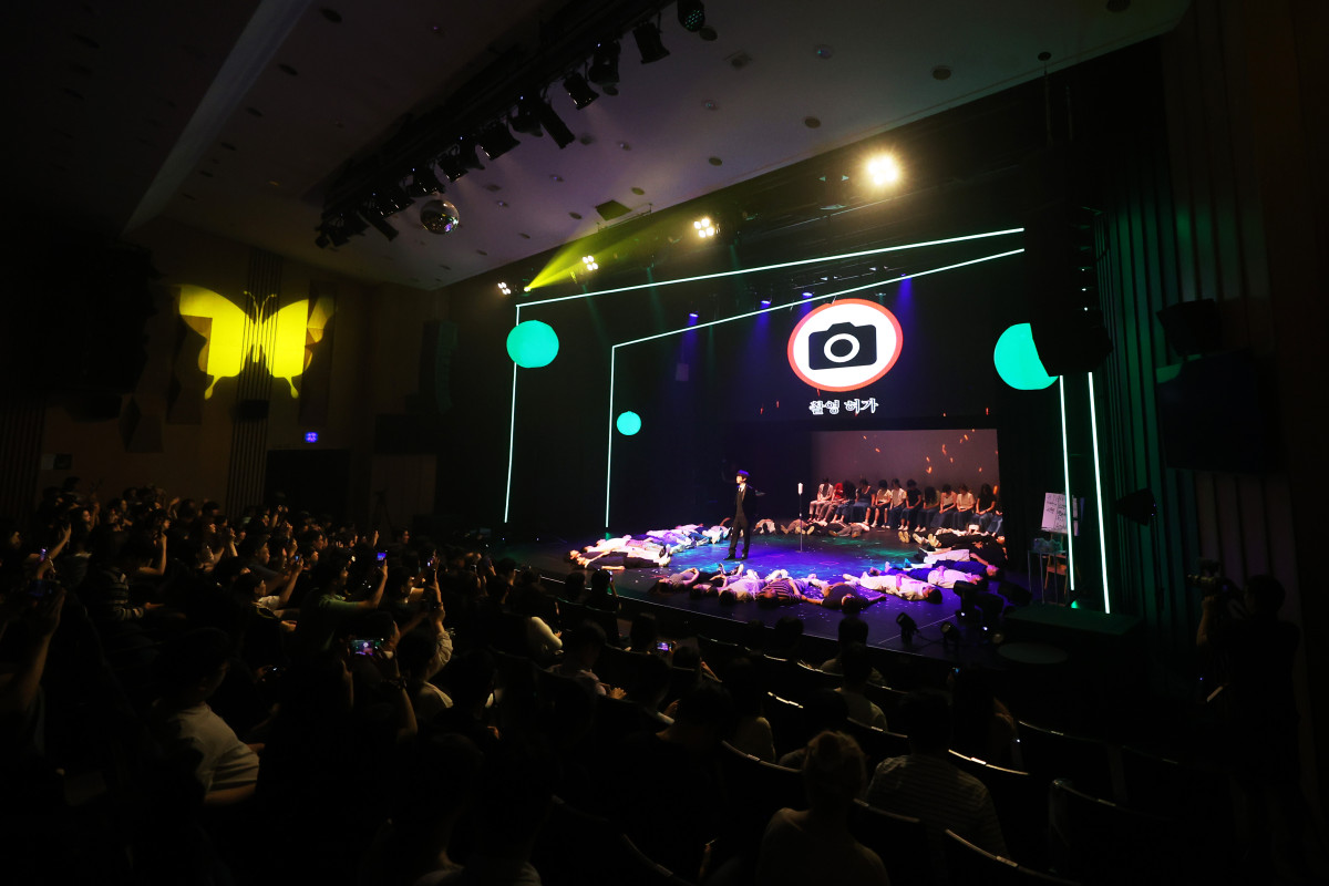 ▲올해로 데뷔 30주년을 맞은 마술사 최현우가 FaTe 공연을 진행하고 있다. (사진제공=라온플레이)
