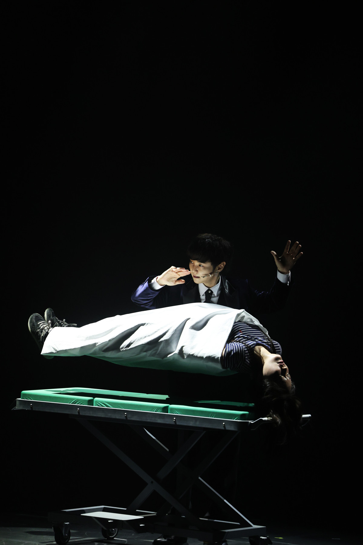 ▲올해로 데뷔 30주년을 맞은 마술사 최현우가 FaTe 공연을 진행하고 있다. (사진제공=라온플레이)