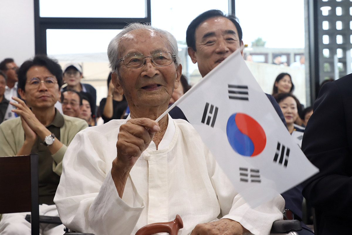 ▲‘광복잇길’ 행사에 참석한 강태선 애국지사가 태극기를 흔들고 있다.(자생한방병원)