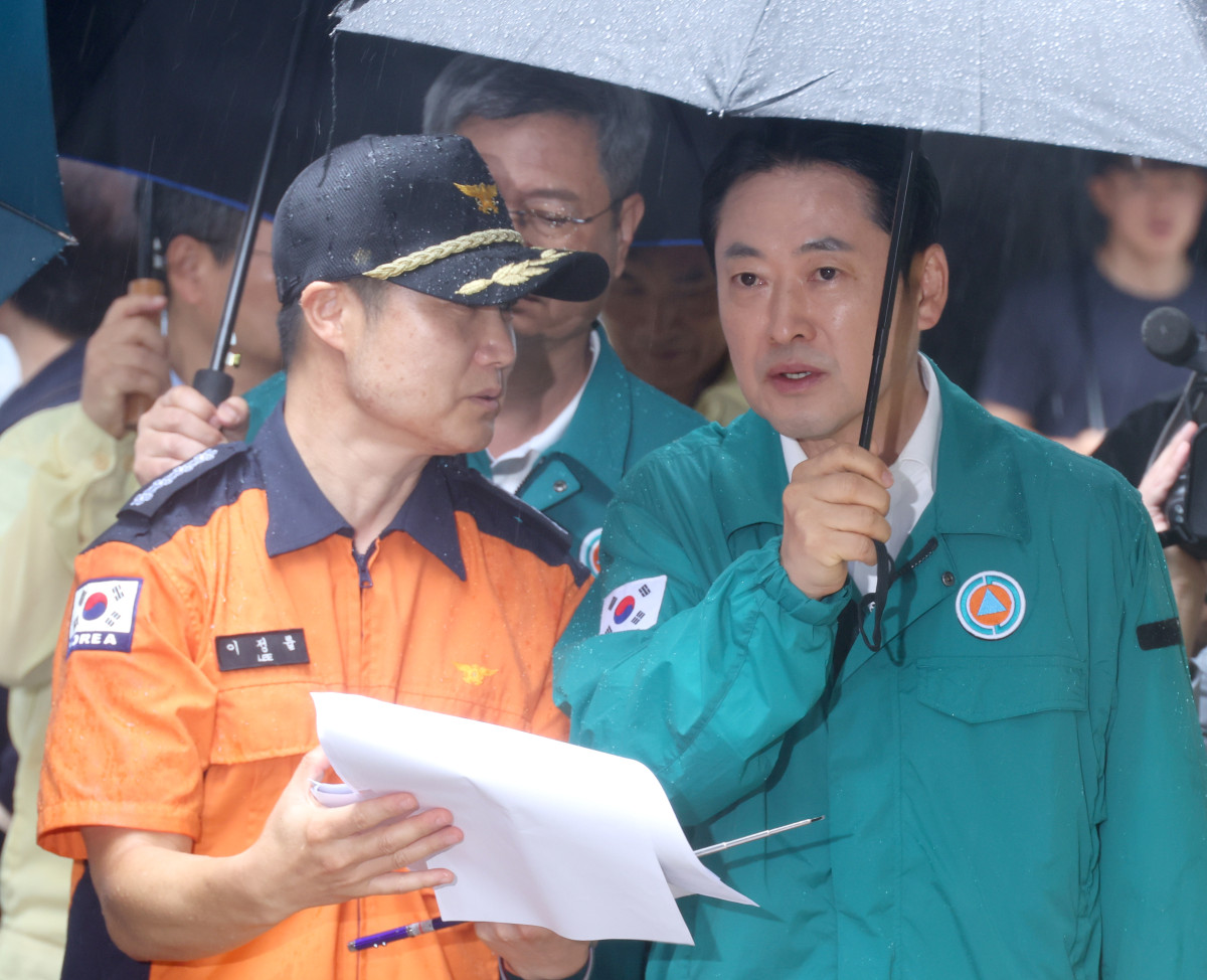▲국민의힘 장동혁 대표가 18일 오전 경남 거제시 주택가 인근 산사태 피해 현장을 찾아 피해 상황에 대한 설명을 듣고 있다. (연합뉴스)