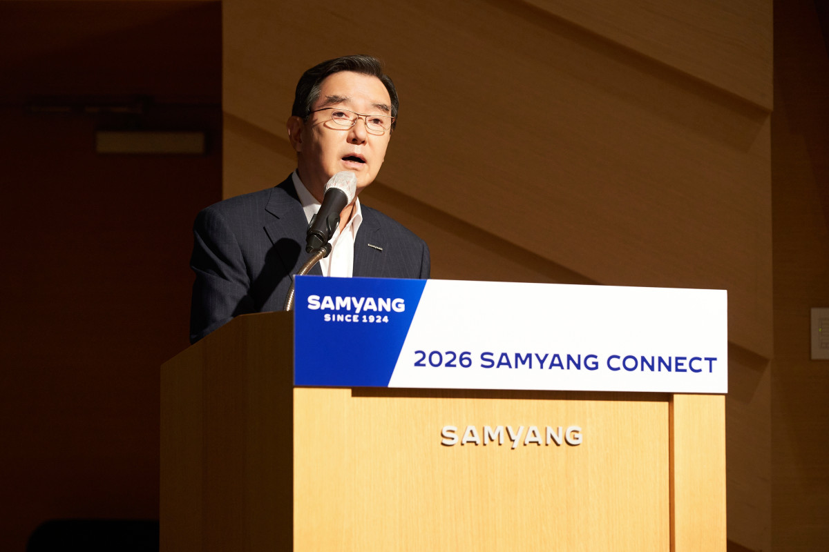 ▲김윤 삼양그룹 회장이 18일 판교 삼양디스커버리센터에서 개최한 ‘2026년 SAMYANG CONNECT'에서 직원들에게 상반기 경영 성과와 하반기 전략 방향을 설명하고 있다. (사진제공=삼양그룹)