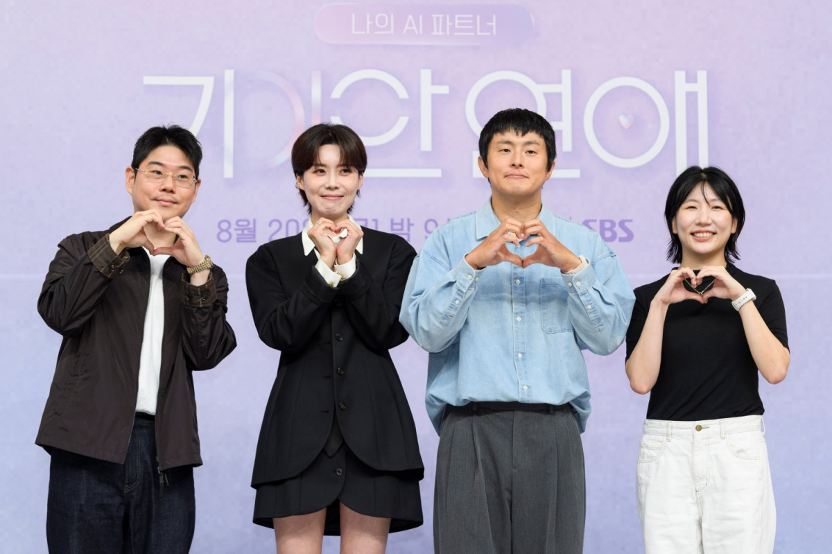 ▲원승재 PD(왼쪽부터)와 개그우먼 장도연, 방송인 기안84, 손정민 PD가 18일 서울 양천구 목동 SBS에서 진행된 예능 프로그램 '나의 AI 파트너-기이안 연애‘ 제작발표회에 참석해 포즈를 취하고 있다. (사진제공=SBS)