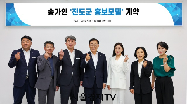 ▲이재각 진도군수(사진 가운데)가 18일 송가인을 진도군 홍보모델로 재위촉했다. (진도군)