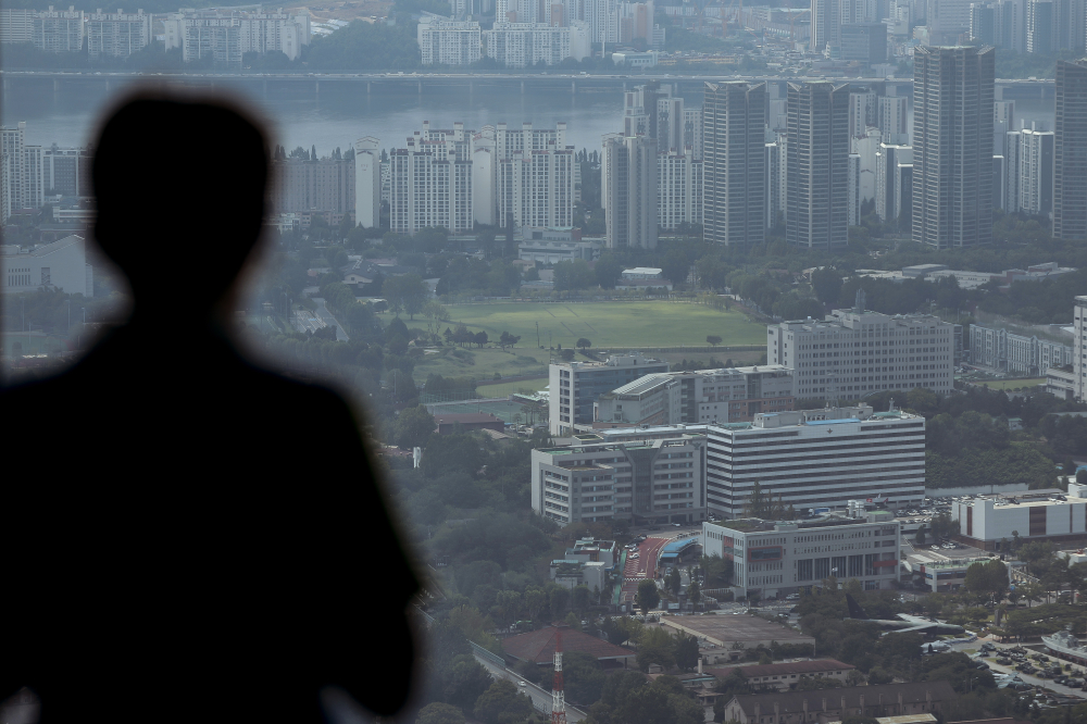 ▲용산공원 부지 내 주택공급을 둘러싸고 정부와 서울시의 갈등이 이어지고 있는 가운데 18일 서울 남산에서 바라본 서울 용산구 용산공원 일대 모습. 고성준 기자 joonko1@ (이투데이DB)
