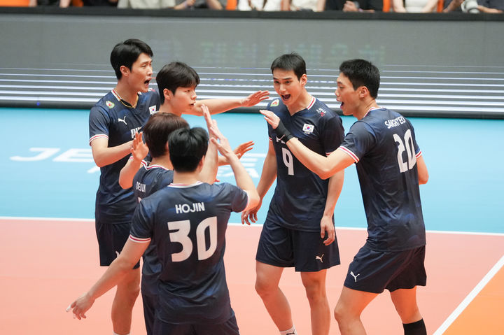 ▲한국 남자배구 대표팀이 지난달 25일 충북 제천체육관에서 열린 브라질과의 2차 평가전에서 득점을 올린 뒤 기뻐하고 있다. (사진제공=대한배구협회)