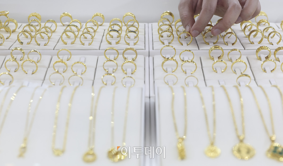▲국제 유가 하락과 금리 동결 전망에 금 가격이 반등하고 있는 가운데 18일 서울 종로구 한국금거래소에서 직원이 진열된 금 제품을 정리하고 있다. 고성준 기자 joonko1@