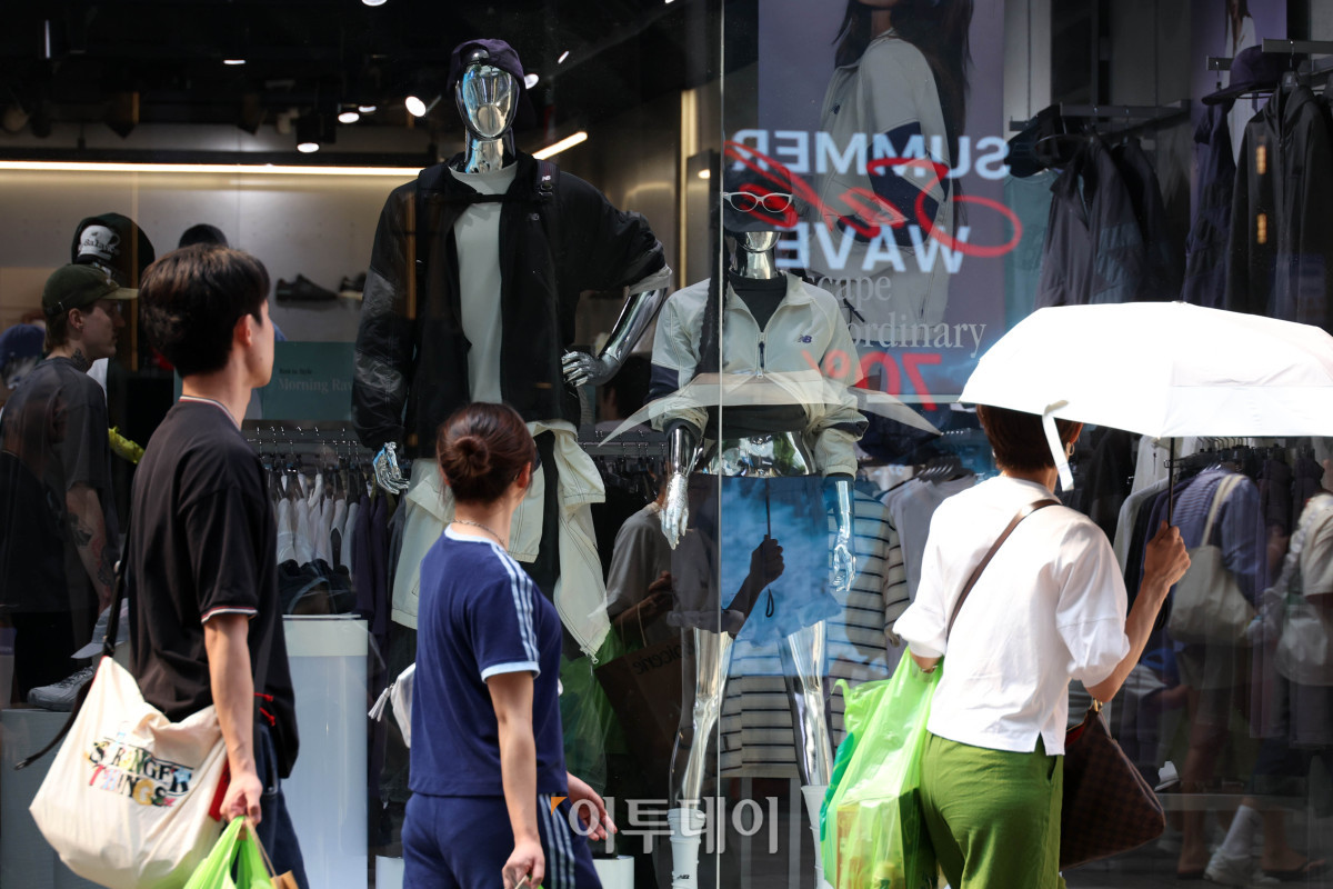 ▲나흘 만에 서울에 폭염주의보가 발효된 18일 서울 중구 명동거리의 한 매장에 가을 옷이 진열돼 있다. 기상청에 따르면 이번 주 내내 서울의 낮 최고기온이 33도 안팎까지 오르는 등 폭염주의보 수준의 무더위가 이어질 전망이다. 고이란 기자 photoeran@