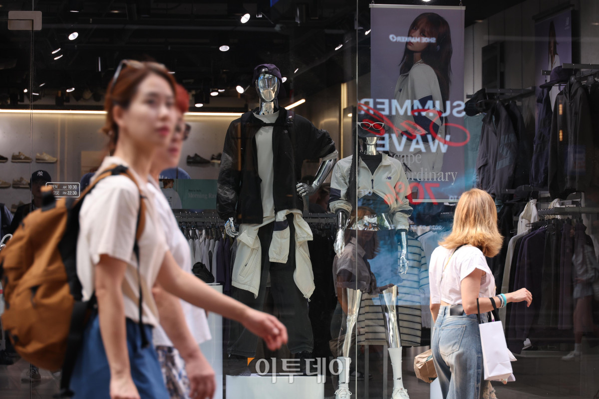 ▲나흘 만에 서울에 폭염주의보가 발효된 18일 서울 중구 명동거리의 한 매장에 가을 옷이 진열돼 있다. 기상청에 따르면 이번 주 내내 서울의 낮 최고기온이 33도 안팎까지 오르는 등 폭염주의보 수준의 무더위가 이어질 전망이다. 고이란 기자 photoeran@
