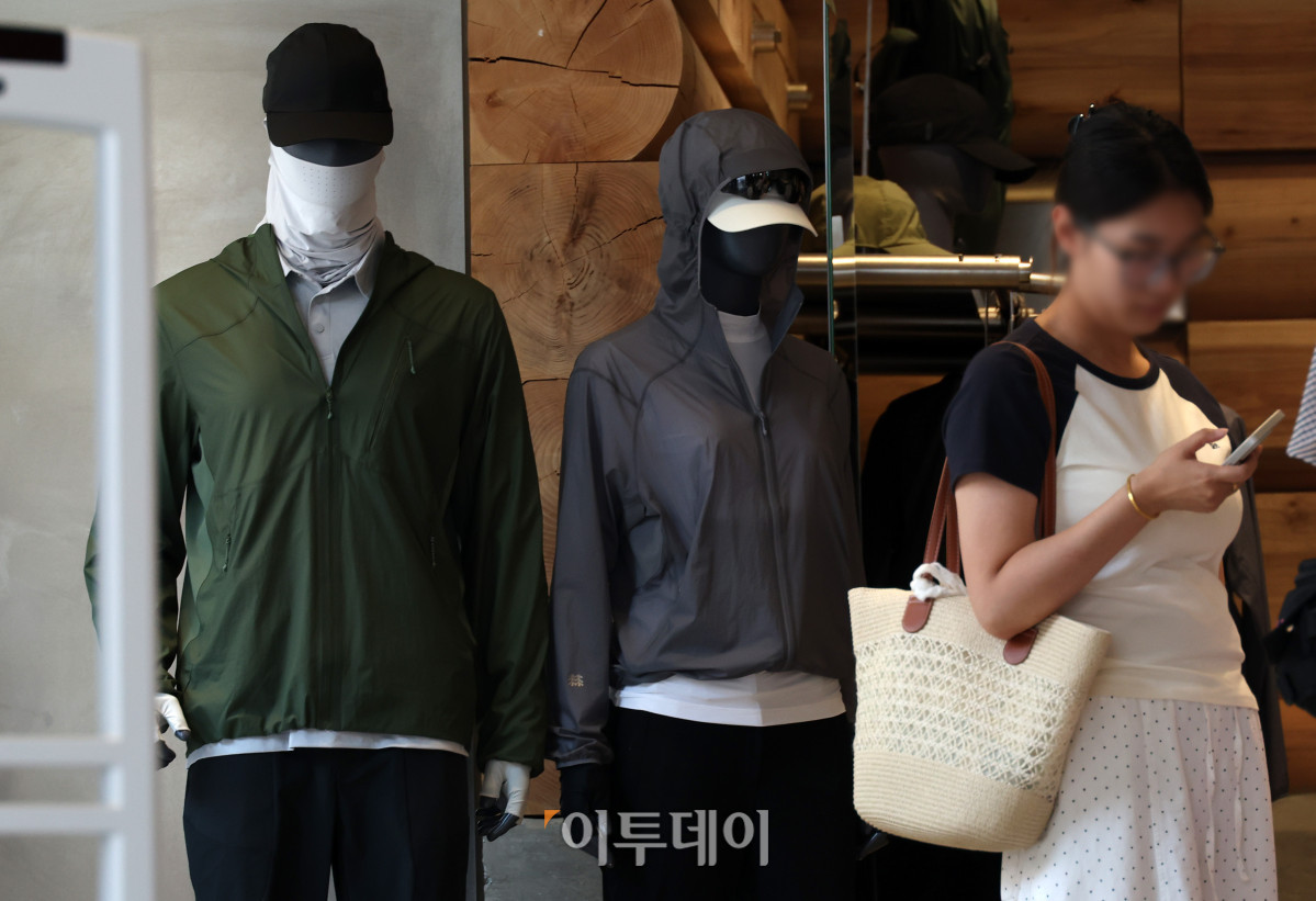 ▲나흘 만에 서울에 폭염주의보가 발효된 18일 서울 중구 명동거리의 한 매장에 가을 옷이 진열돼 있다. 기상청에 따르면 이번 주 내내 서울의 낮 최고기온이 33도 안팎까지 오르는 등 폭염주의보 수준의 무더위가 이어질 전망이다. 고이란 기자 photoeran@