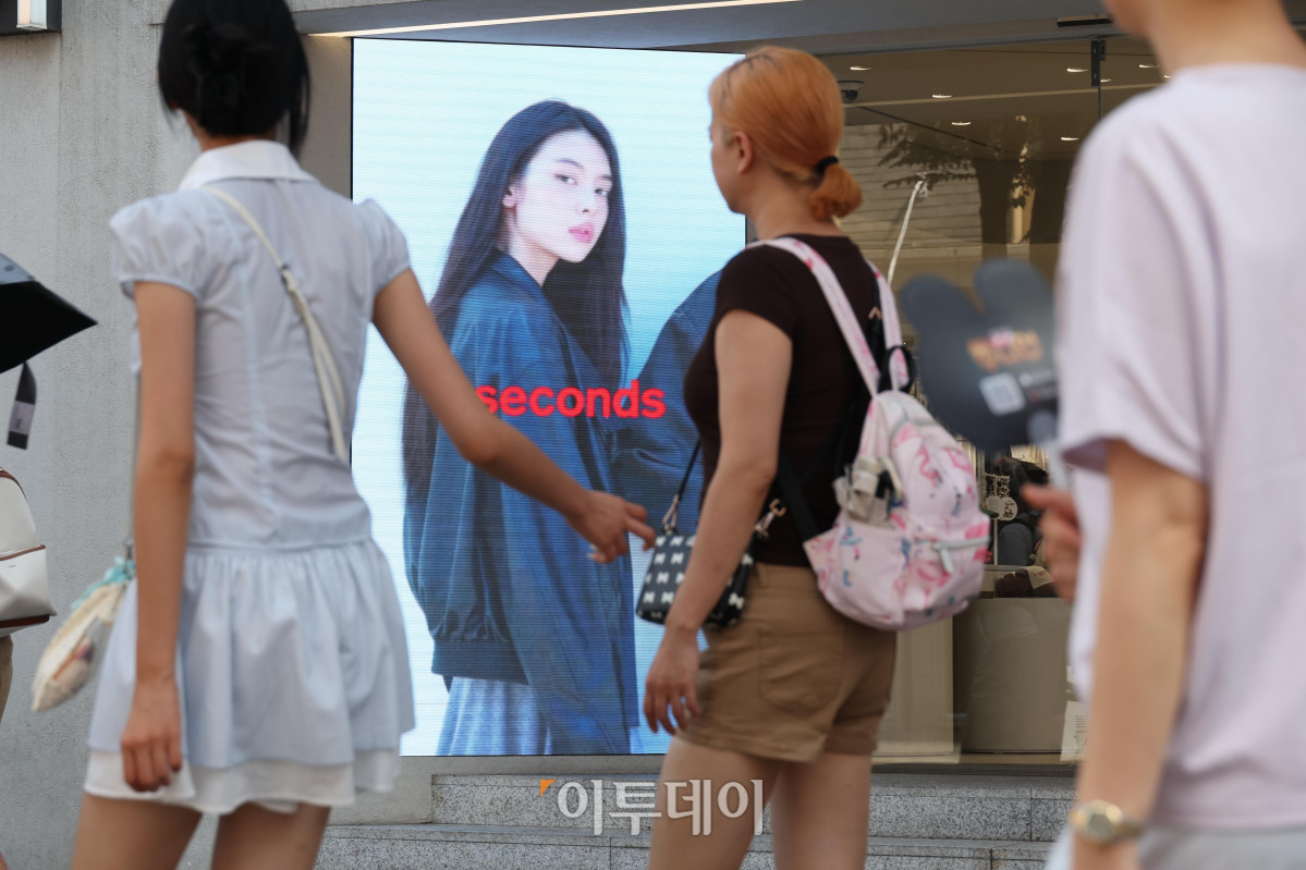 ▲나흘 만에 서울에 폭염주의보가 발효된 18일 서울 중구 명동거리의 한 매장에 가을 옷 광고가 나오고 있다. 기상청에 따르면 이번 주 내내 서울의 낮 최고기온이 33도 안팎까지 오르는 등 폭염주의보 수준의 무더위가 이어질 전망이다. 고이란 기자 photoeran@