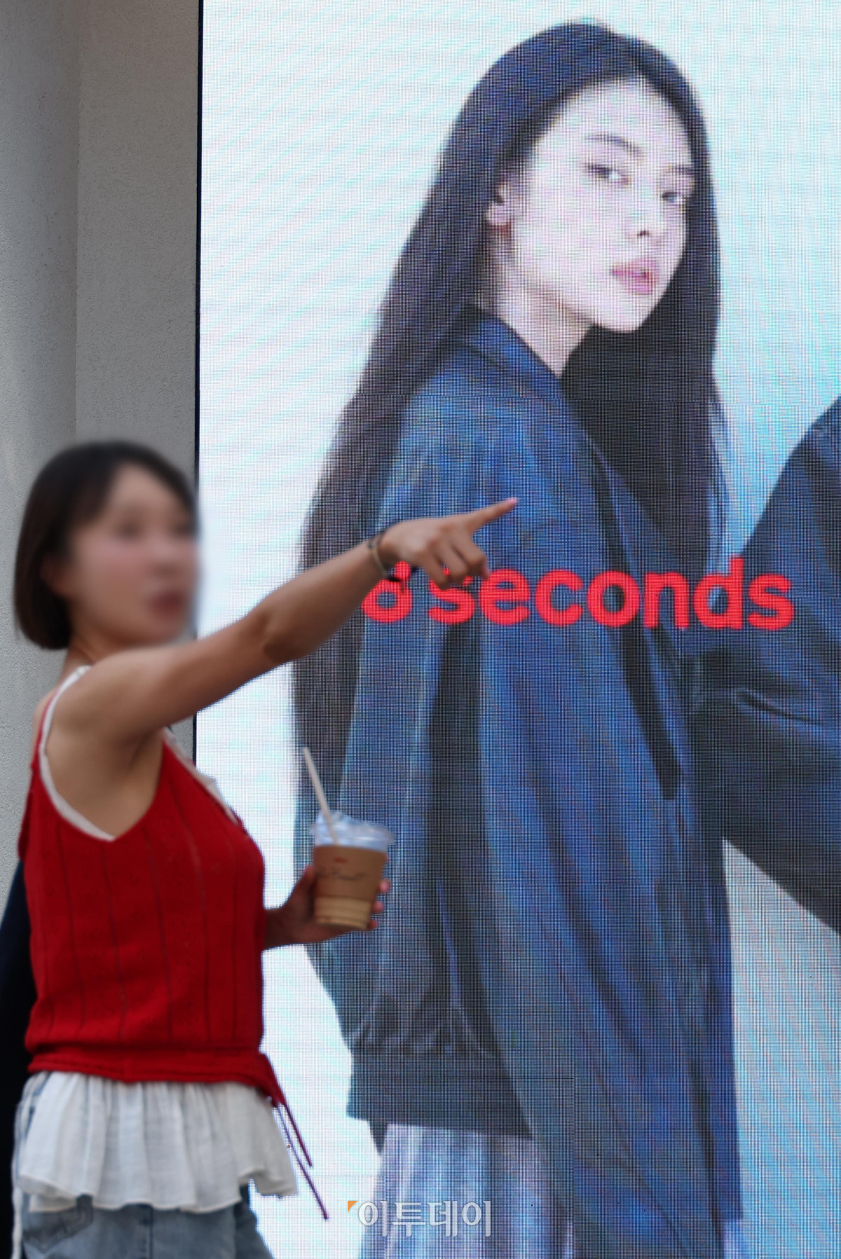 ▲나흘 만에 서울에 폭염주의보가 발효된 18일 서울 중구 명동거리의 한 매장에 가을 옷 광고가 나오고 있다. 기상청에 따르면 이번 주 내내 서울의 낮 최고기온이 33도 안팎까지 오르는 등 폭염주의보 수준의 무더위가 이어질 전망이다. 고이란 기자 photoeran@