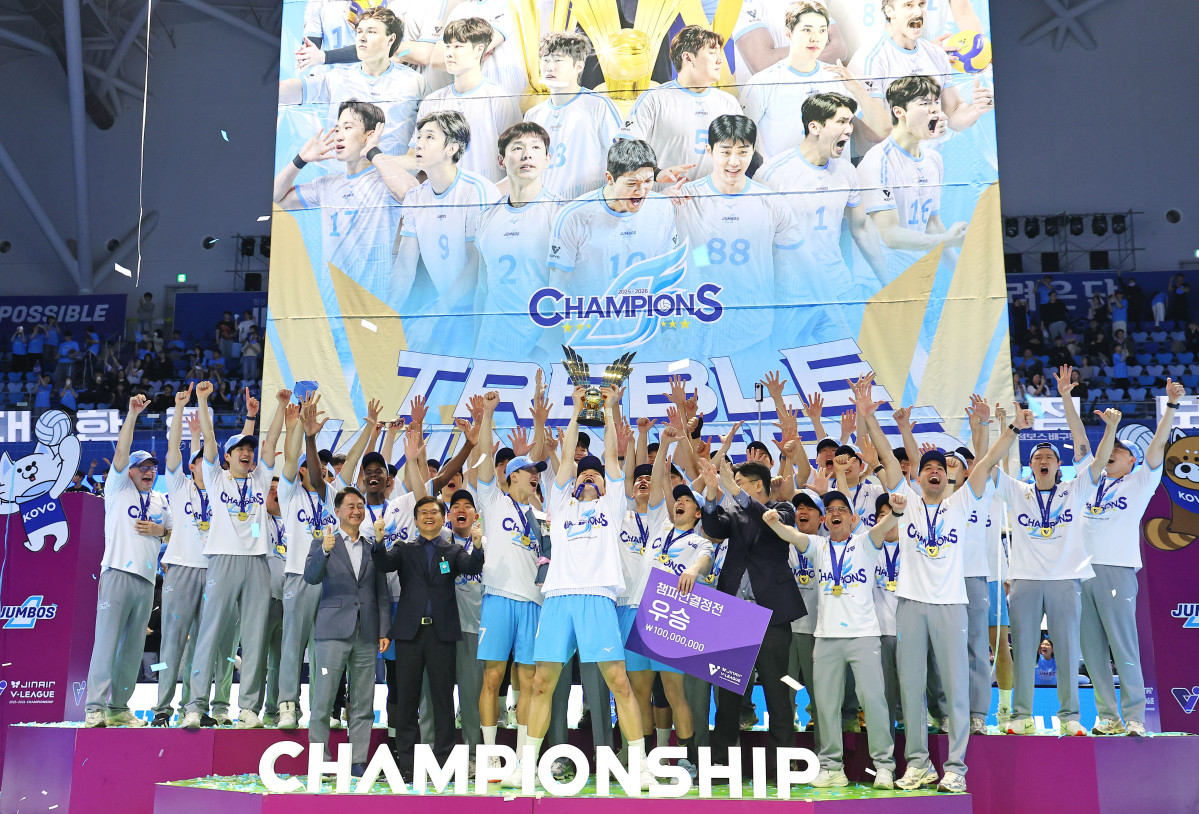 ▲4월 10일 인천 계양체육관에서 열린 프로배구 2025-2026 V리그 남자부 챔피언결정전 대한항공과 현대캐피탈 5차전 경기에서 승리하며 통합우승을 차지한 대한항공 선수들이 우승 트로피를 들고 환호하고 있다. (연합뉴스)