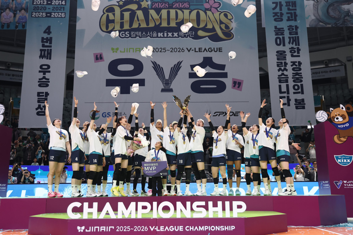 ▲4월 5일 서울 장충체육관에서 열린 챔피언결정전 한국도로공사 대 GS칼텍스 3차전 경기에서 우승을 차지한 GS칼텍스 선수들이 기뻐하고 있다. (연합뉴스)