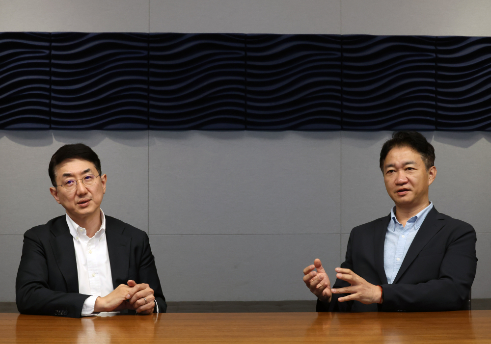 ▲박성진(왼쪽) 삼일PwC 파트너와 이철민 파트너가 29일 서울 용산구 아모레퍼시픽 빌딩에 위치한 사무실에서 이투데이와 인터뷰를 하고 있다. 고이란 기자 photoeran@ (이투데이DB)