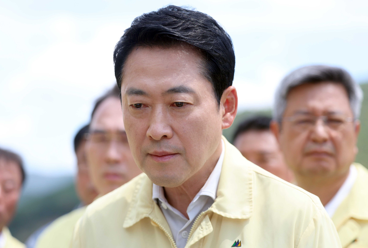 ▲국민의힘 장동혁 대표가 14일 오전 경남 밀양시 무안면 웅동저수지를 방문해 관계자에게 가뭄 상황을 보고받고 있다.    한국농어촌공사 농촌용수종합정보시스템에 따르면 이날 웅동저수지 저수율은 0％이다. (연합뉴스)