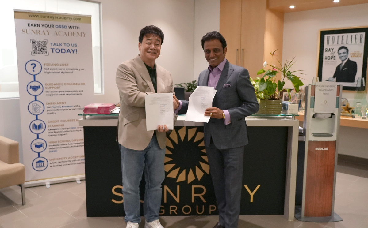 ▲더본코리아 백종원 대표(좌)와 썬레이그룹 라탄 '레이' 굽타(Rattan 'Ray' Gupta) CEO(우)가 외식사업 협력을 위한 업무협약(MOU)을 체결하는 모습. (사진제공=더본코리아)
