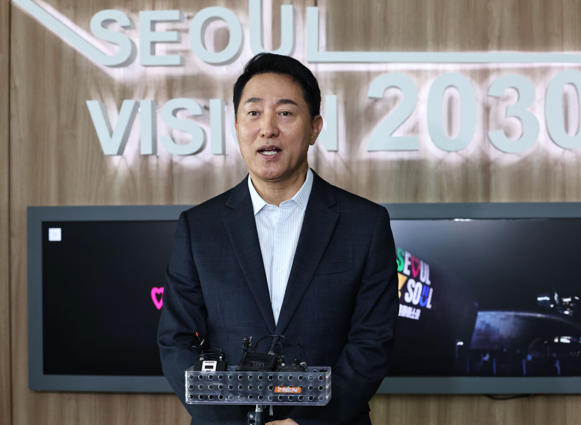 ▲오세훈 서울시장이 18일 서울 중구 서울시청에서 용산을 지역구로 둔 권영세 국민의힘 의원과 용산공원 및 용산국제업무지구 주택공급과 관련해 논의한 뒤 취재진 질문에 답하고 있다. (뉴시스)