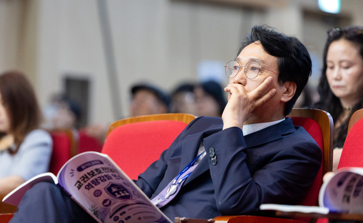 ▲18일 열린 경기도교육청 교권보호전담관 역량강화 연수에서 참석자가 교육활동 침해와 악성 민원 등에 대한 현장 대응 교육을 듣고 있다. 
도교육청은 22일 교권보호전담관 발대식을 열고 300명의 전담관을 중심으로 사안 발생 초기부터 종결까지 교원을 1대 1로 지원하는 체계를 본격 가동한다. (경기도교육청)