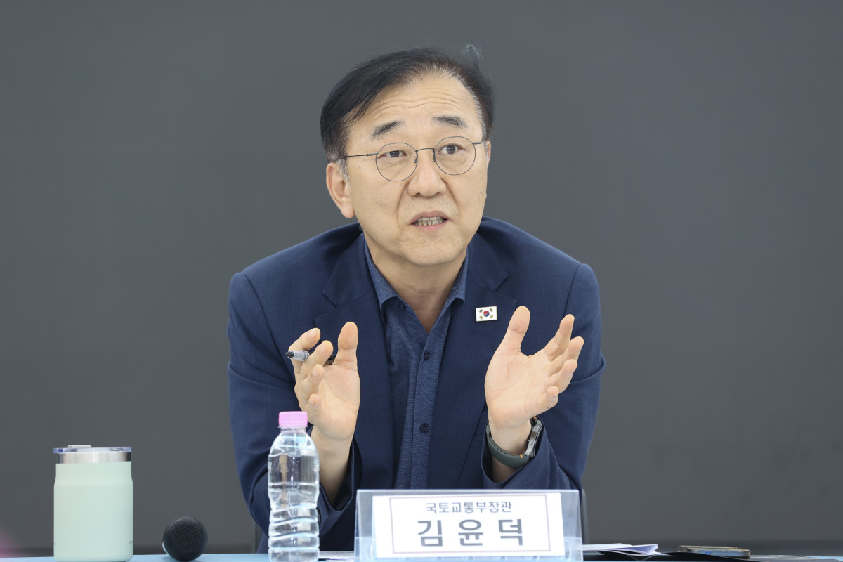 ▲김윤덕 국토교통부 장관이 18일 공공기관 및 주택건설 업계와 간담회에서 발언하고 있다. (사진제공=국토교통부)