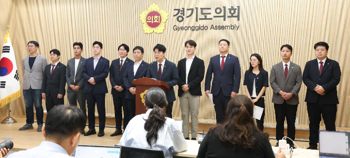 ▲국민의힘 소속 경기도의회·시군의회 의원들이 18일 경기도의회 브리핑룸에서 기자회견을 열고 경기도가 추진하는 7733억원 규모의 세출 구조조정과 관련해 사업별 감액 내역과 31개 시·군별 영향을 공개하라고 요구하고 있다. (경기도의회 국민의힘)