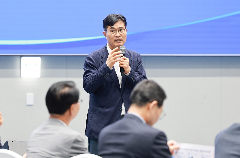 ▲이원택 전북도지사가 지난 13일 ‘도-시군 상생발전 정책 라운딩’에서 지역 상생발전 구상을 설명하고 있다. (사진제공=전북특별자치도)