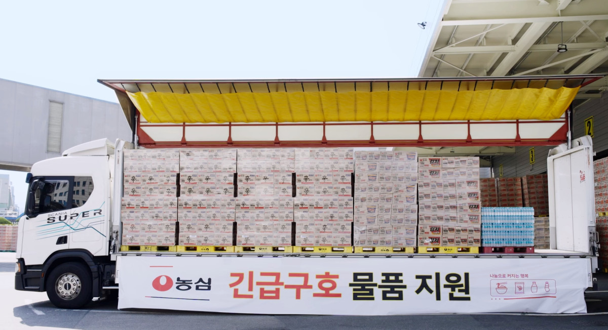 ▲농심이 이머전시 푸드팩 사업으로 재난지역에 구호품을 지원하고 있는 모습 (사진제공=농심)