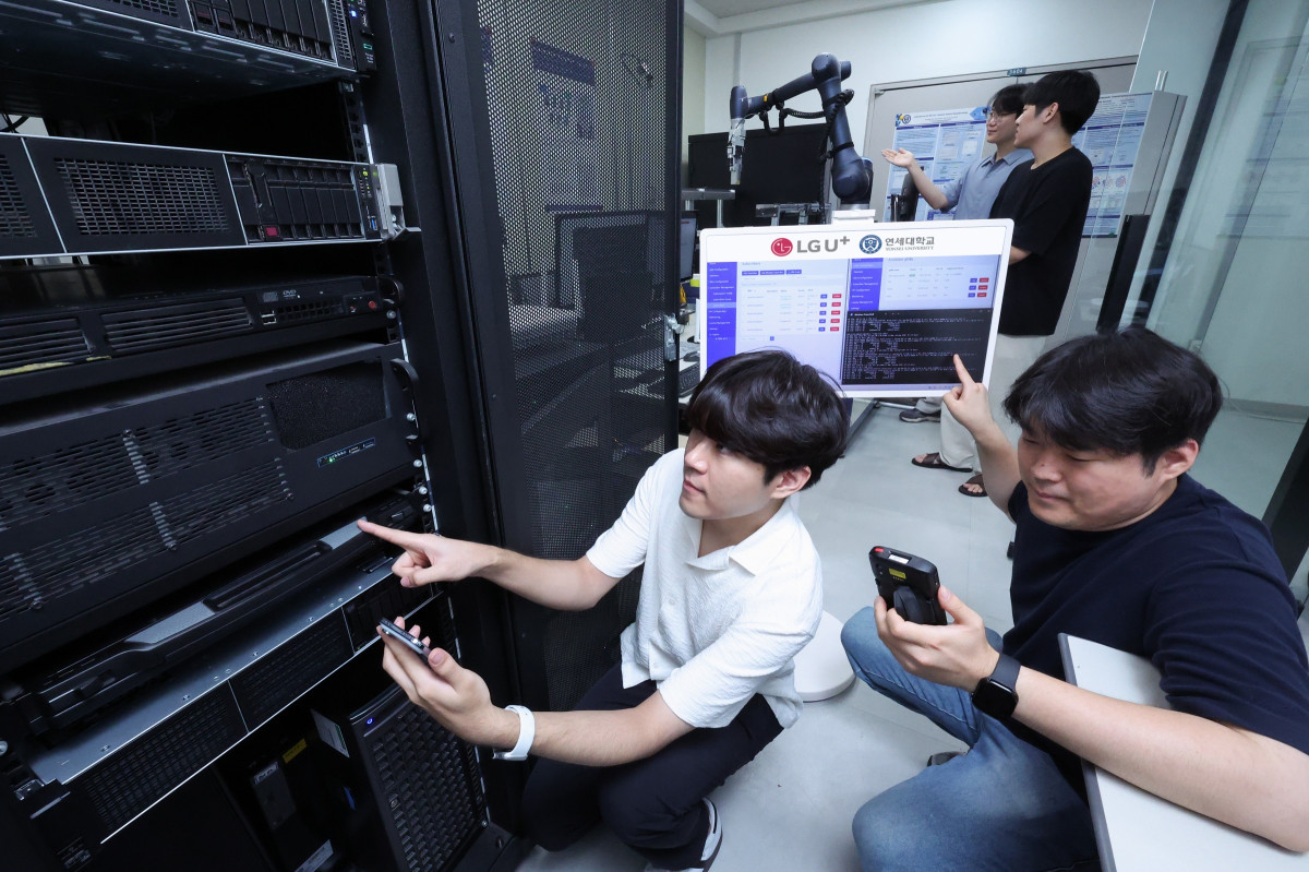 ▲LG유플러스는 연세대학교와 함께 AI-RAN(AI Radio Access Network) 환경에서 네트워크가 전환되는 상황에서도 연결을 유지할 수 있는 기술을 검증했다. 사진은 LG유플러스 직원과 연세대학교 연구진이 네트워크 전환 기술을 소개하는 모습. (사진제공=LG유플러스)