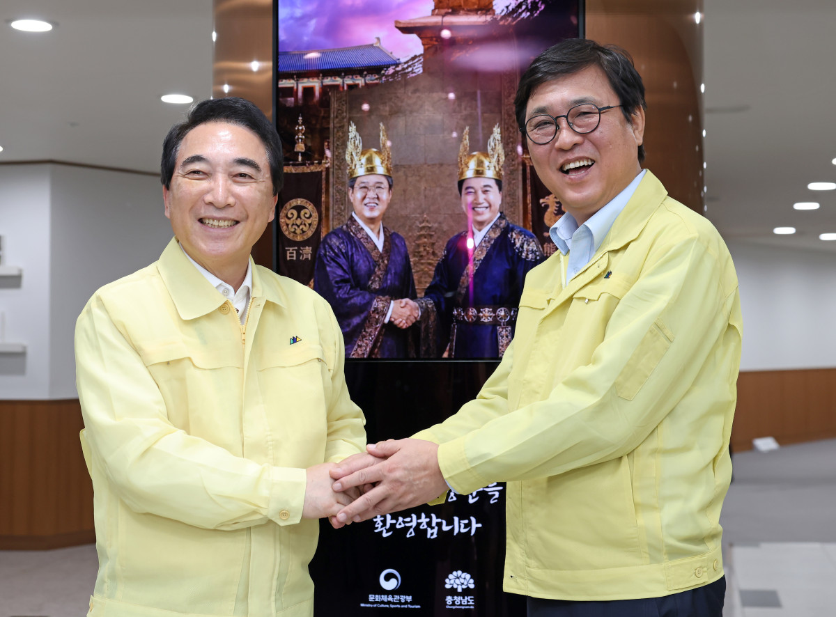 ▲최휘영 문화체육부 장관(오른쪽)과 박수현 충남도지사(왼쪽)이 국립공주박물관에서 만났다. (사진제공=문화체육관광부)